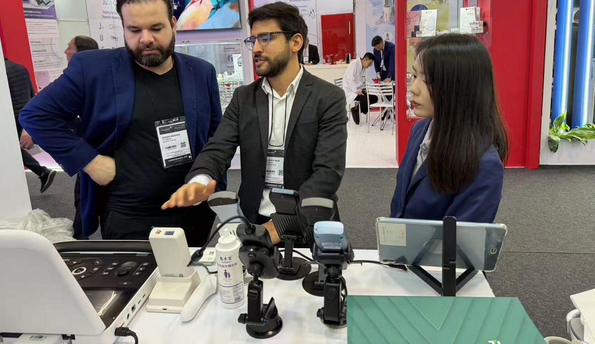 Visitors at Periodmed booth Hospitalar